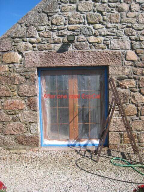 Stone wall during limescale removal with a compressed-air
